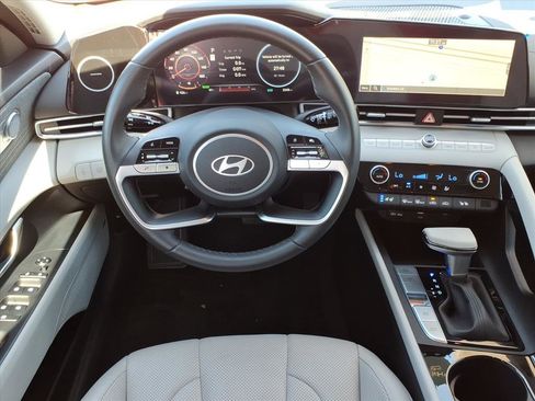Certified 2025 Hyundai Elantra Limited image 19