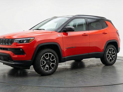 Used 2025 Jeep Compass Trailhawk image 3