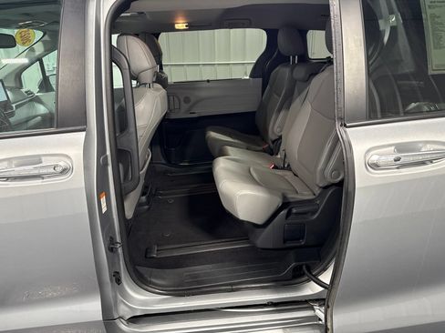 Used 2025 Toyota Sienna XLE FWD image 18