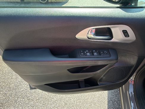 Used 2025 Chrysler Pacifica Limited FWD image 14