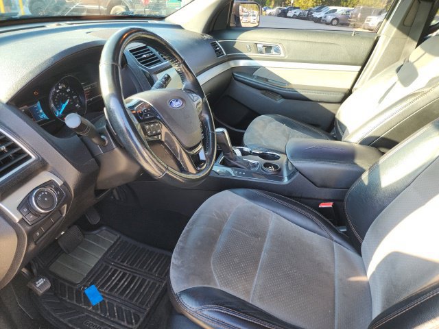 Used 2017 Ford Explorer XLT w/ Equipment Group 202A FWD image 35