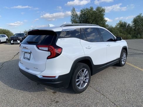 Used 2022 GMC Terrain SLT w/ Infotainment Package II image 3