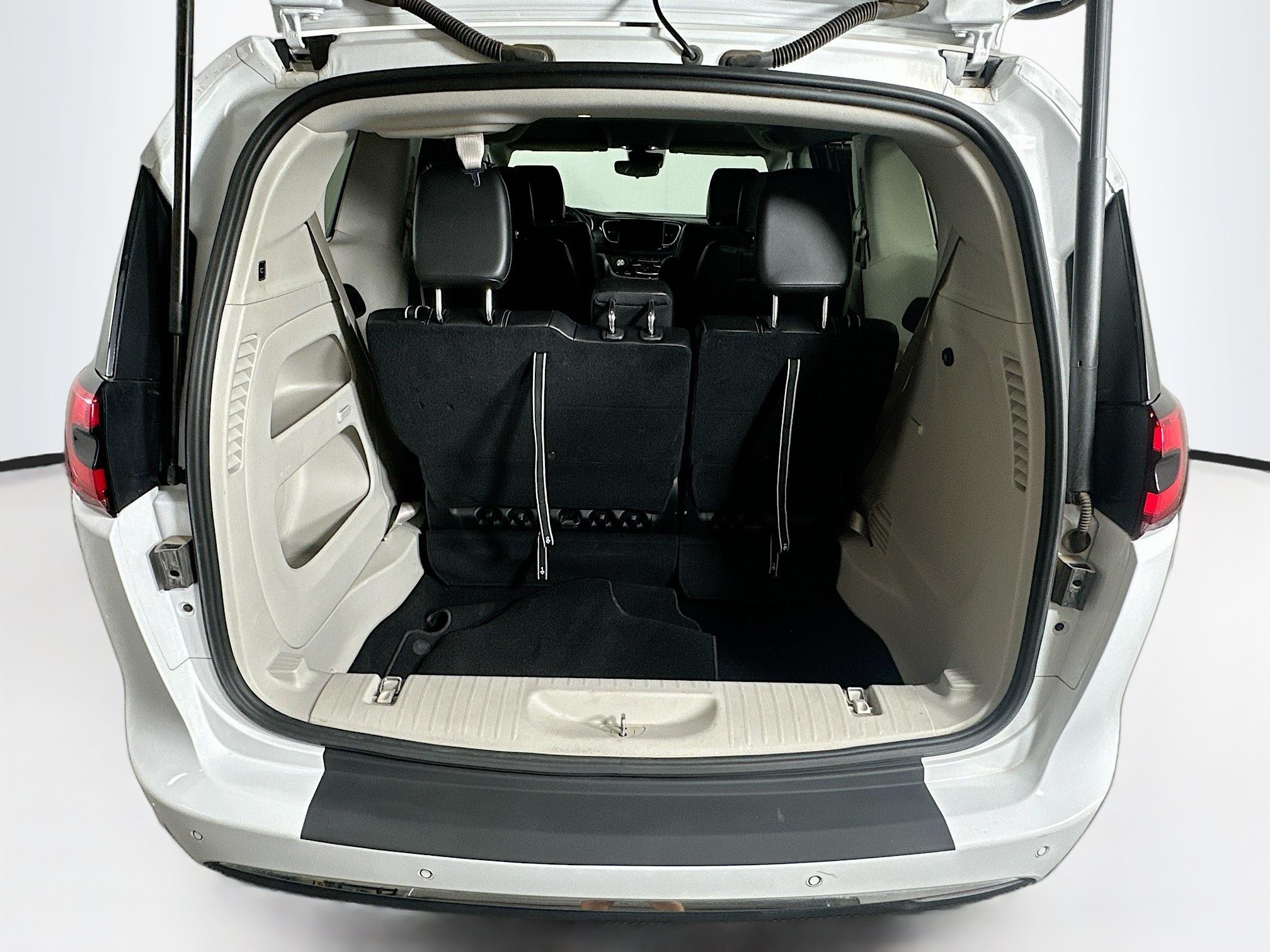 Used 2024 Chrysler Pacifica Touring-L FWD image 29