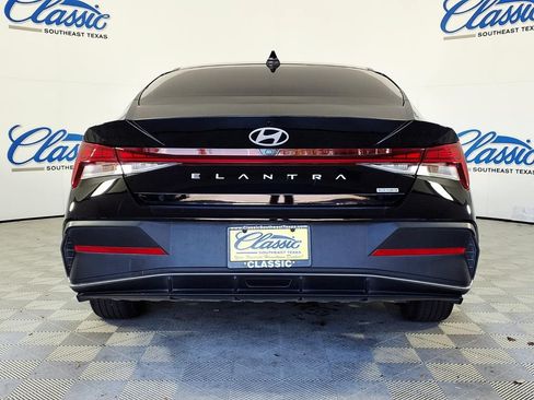 Used 2025 Hyundai Elantra Hybrid FWD image 4