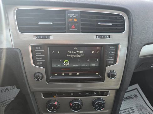 Used 2016 Volkswagen Golf Limited Edition image 17