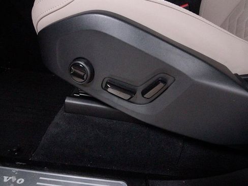 Certified 2025 Volvo XC90 T8 Plus w/ Protection Package Premier image 13