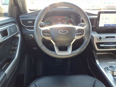 Used 2022 Ford Explorer XLT w/ Equipment Group 202A image 5