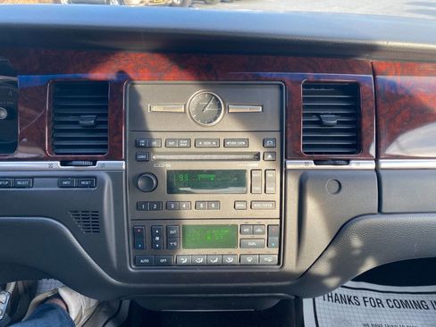 Used 2008 Lincoln Town Car Signature Limited image 15