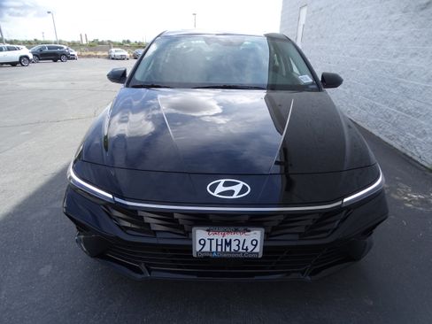 Used 2025 Hyundai Elantra SEL image 2