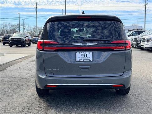 Certified 2025 Chrysler Pacifica Select image 4