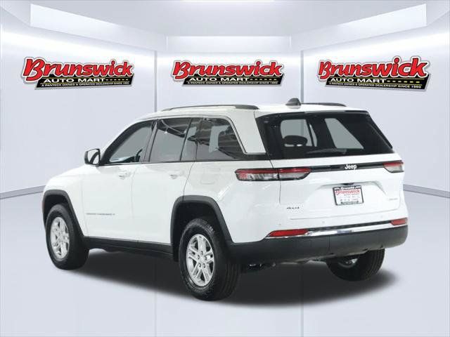 Used 2023 Jeep Grand Cherokee Laredo AWD/4WD image 41