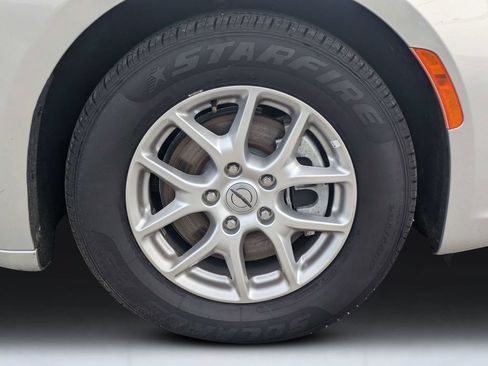 Used 2024 Chrysler Pacifica Touring-L FWD image 11