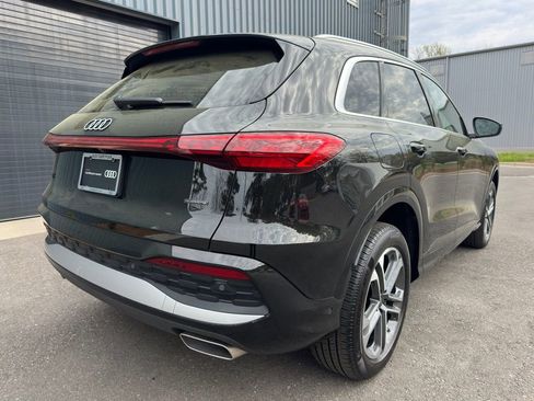 Used 2025 Audi Q5 Premium w/ Convenience Package image 4