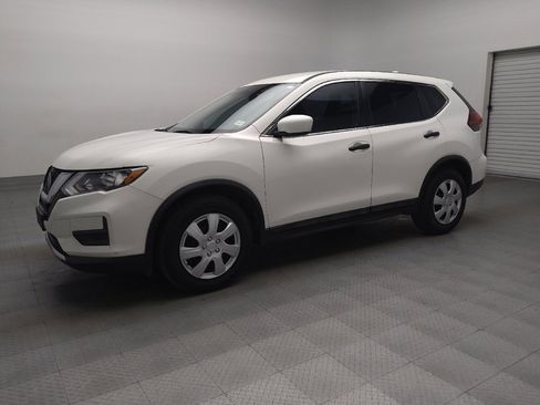 Used 2018 Nissan Rogue S image 2