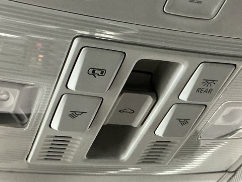 Used 2021 Volkswagen Tiguan SE w/ Panoramic Sunroof Package image 20