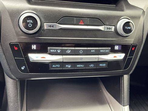 Used 2020 Ford Explorer XLT w/ Equipment Group 202A image 22