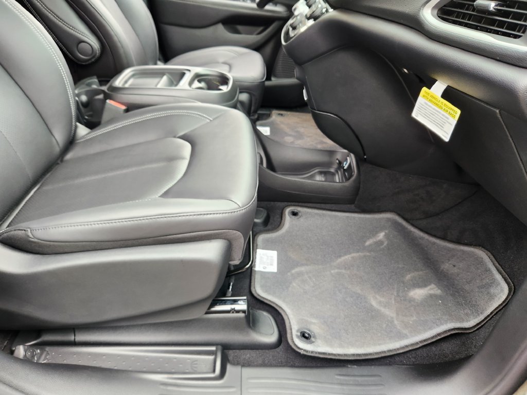 New 2027 Chrysler Pacifica Select AWD/4WD image 15