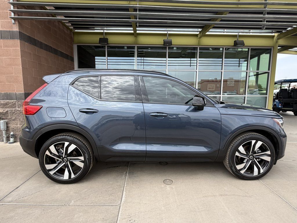 Used 2026 Volvo XC40 B4 Plus FWD image 9