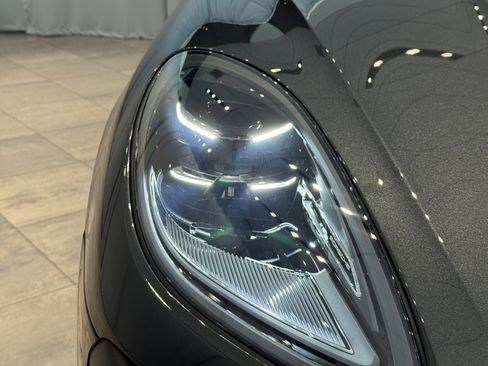 Certified 2025 Porsche Macan image 12