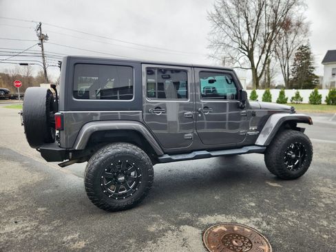Used 2017 Jeep Wrangler Unlimited Sahara w/ Dual Top Group AWD/4WD image 18