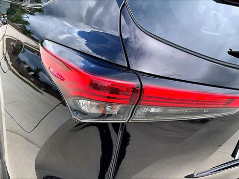 Used 2022 Toyota Highlander XLE FWD image 25