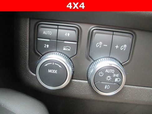 Used 2023 GMC Yukon XL SLT image 24