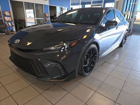 Used 2025 Toyota Camry SE image 4