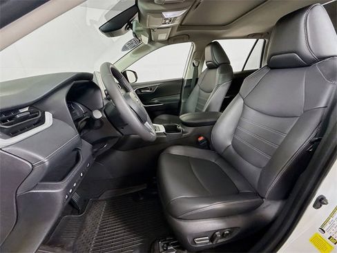 Used 2025 Toyota RAV4 XLE Premium image 5