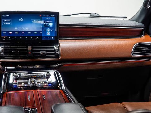 Used 2023 Lincoln Navigator Reserve AWD/4WD image 17