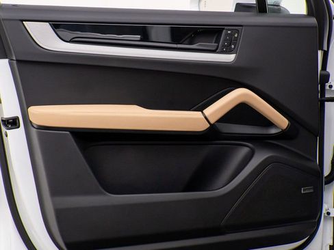 Used 2025 Porsche Cayenne image 14