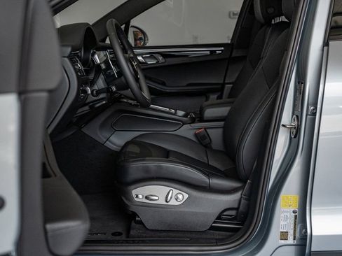 Certified 2025 Porsche Macan image 5