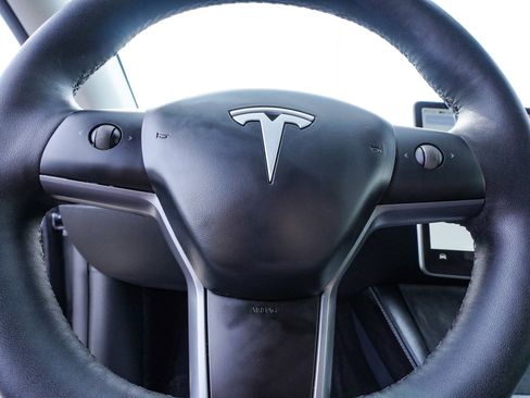Used 2025 Tesla Model Y Long Range image 23