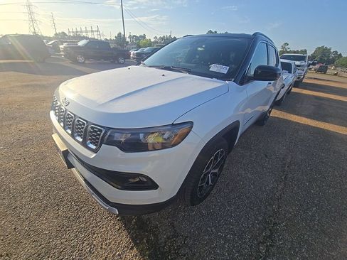 Used 2025 Jeep Compass Limited AWD/4WD image 2