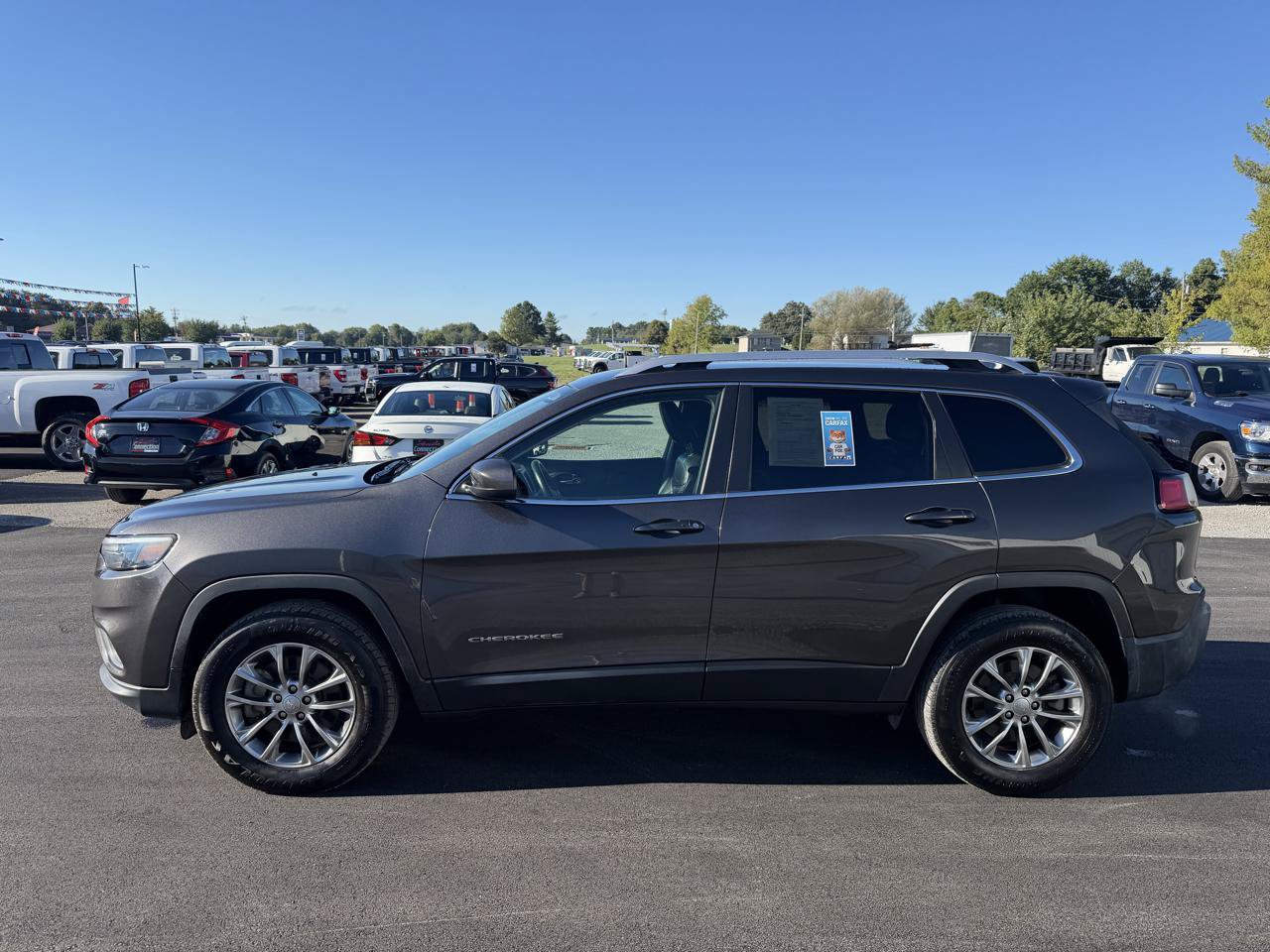 Used 2019 Jeep Cherokee Latitude Plus w/ Cold Weather Group AWD/4WD image 8