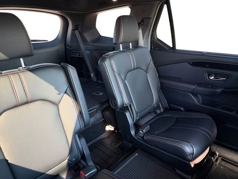 Used 2025 Honda Pilot TrailSport image 18