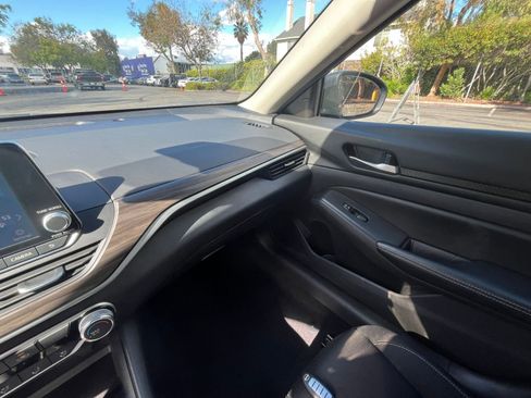 Used 2025 Nissan Altima 2.5 SV image 35