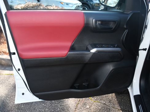 Used 2022 Toyota Tacoma SR5 image 9