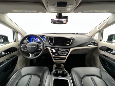 Used 2024 Chrysler Pacifica Touring-L FWD image 10