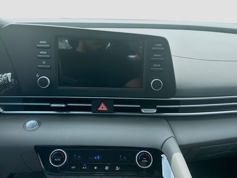New 2026 Hyundai Elantra Hybrid FWD image 10