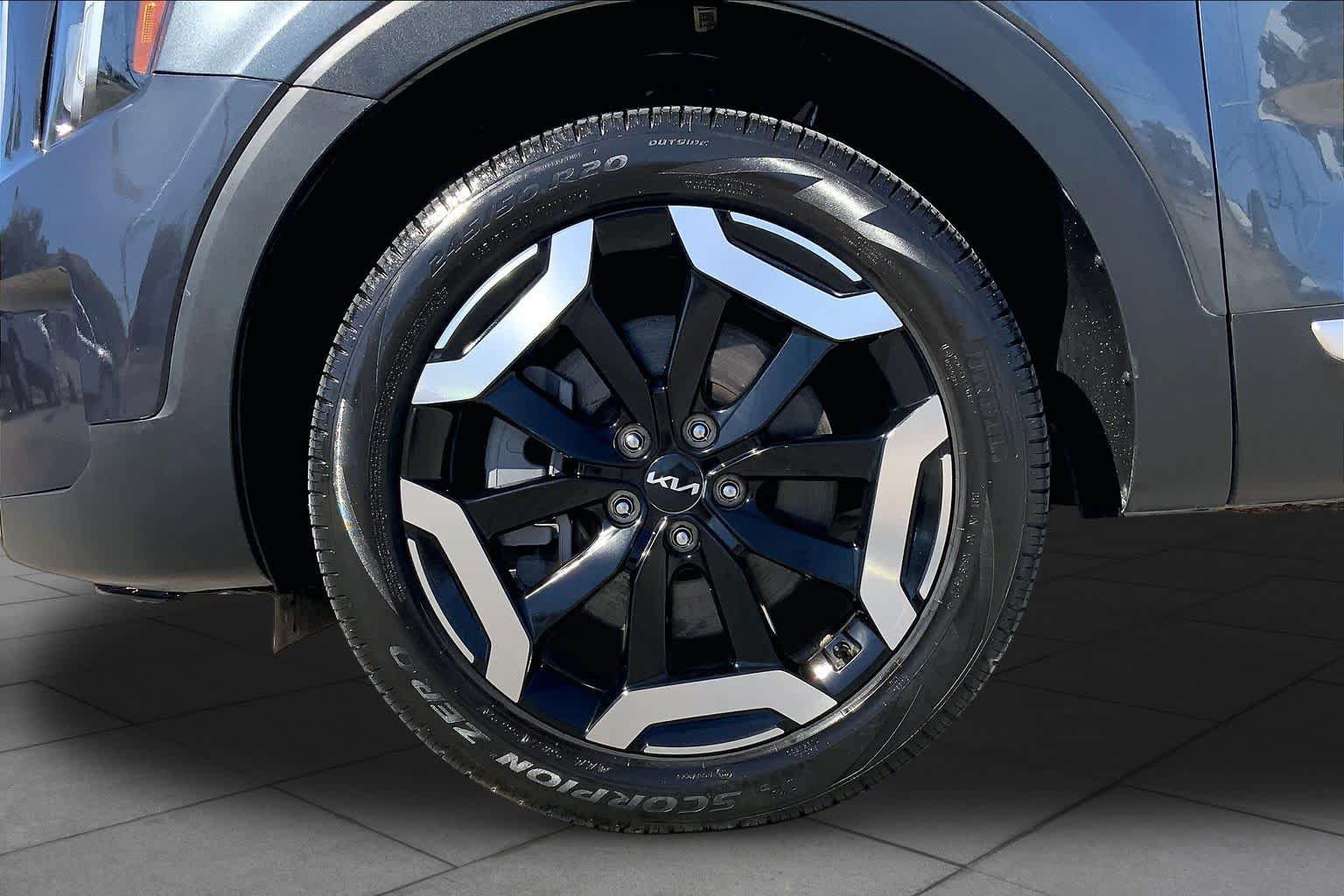 Used 2024 Kia Telluride EX w/ EX Captain's Chair Package FWD image 10