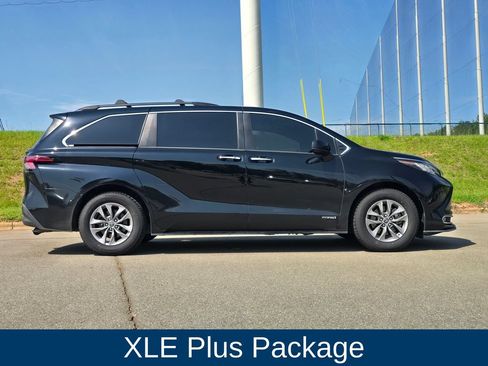 Used 2021 Toyota Sienna XLE w/ XLE Plus Package FWD image 2