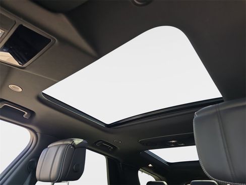 Certified 2025 Land Rover Discovery Metropolitan Edition image 32