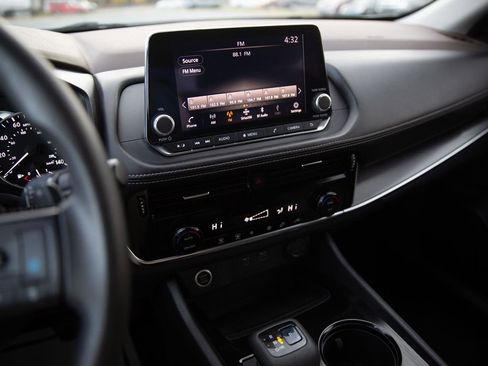 Used 2022 Nissan Rogue SV image 14