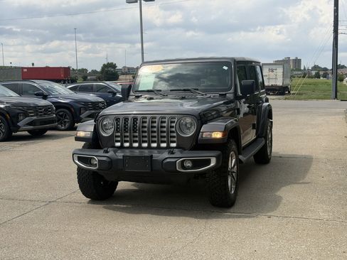 Used 2019 Jeep Wrangler Unlimited Sahara AWD/4WD image 14