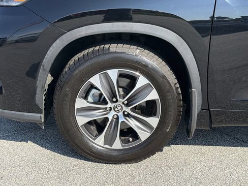 Used 2021 Toyota Highlander XLE AWD/4WD image 13
