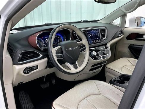Used 2020 Chrysler Pacifica Limited image 17