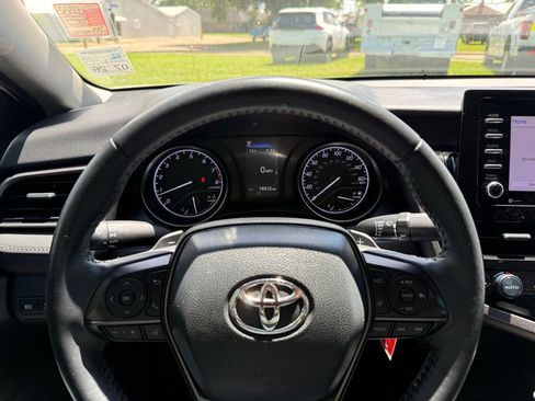Used 2022 Toyota Camry SE image 11