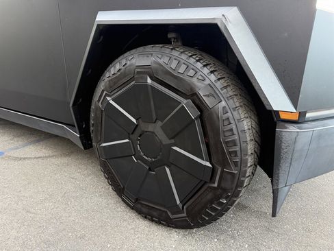 Used 2024 Tesla Cybertruck AWD Crew Cab image 4