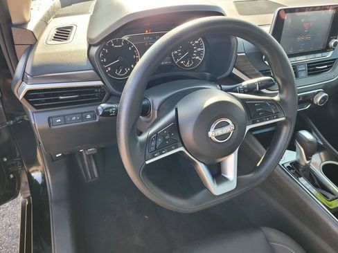 Used 2024 Nissan Altima 2.5 SV FWD image 25
