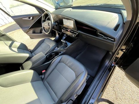 Used 2023 Kia Niro EX image 32